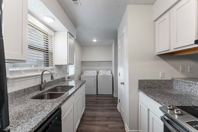 Foto del edificio - Reserve on Central Townhomes