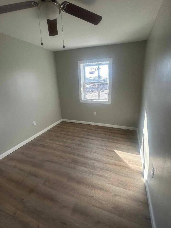 Building Photo - Lynn Garden Apt #2 - Apt #2
