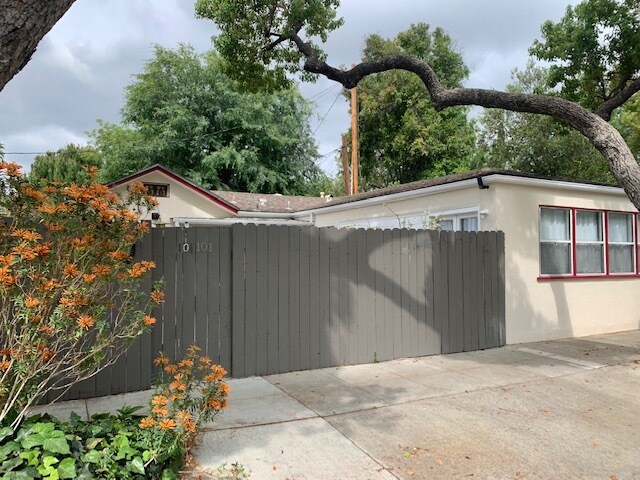 2 house on lot - 101 N Griffith Park Dr