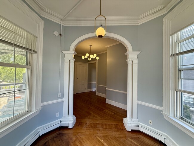 Building Photo - 366 Thayer St