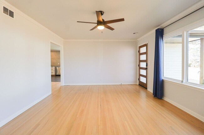 Foto del edificio - 4 Bed | 2 Bath in Midtown!