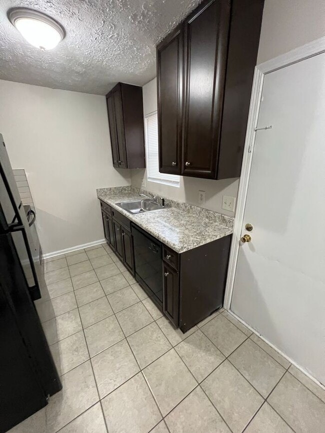 Foto del edificio - Beautiful 2-Bedroom Townhome in the Highly...