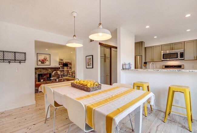 Foto del edificio - Beautiful Remodeled 2 Bedroom 2 Bath St. H...