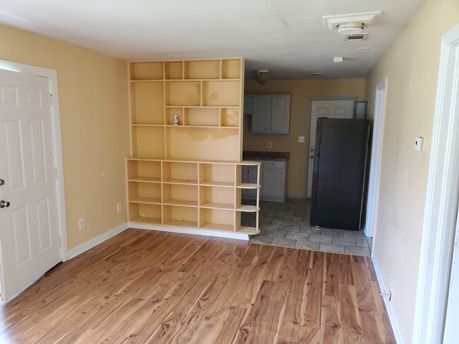 Building Photo - 3059 Collier Rd
