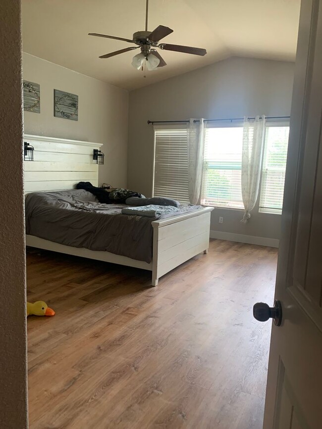 Foto del edificio - 4 Bedroom 2.5 Bath ready soon