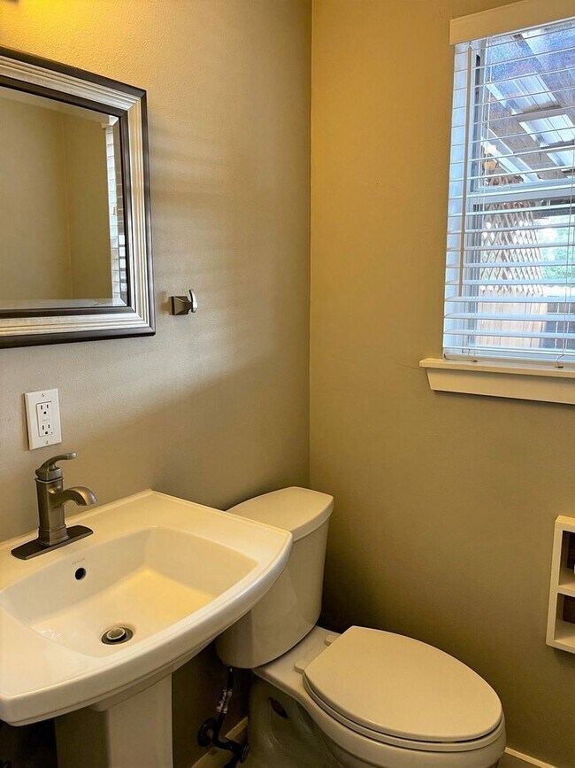 Foto del edificio - 2 br, 1.5 bath House - 105  W Silver Sands Dr