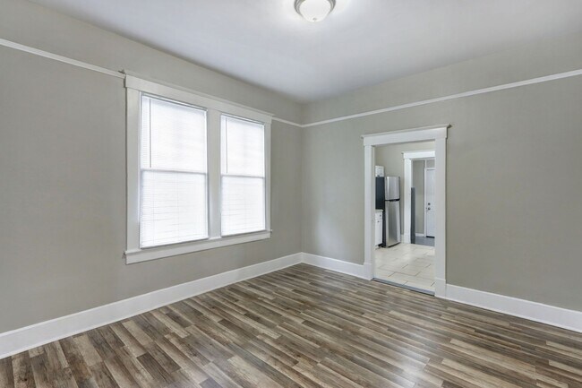 Building Photo - 660