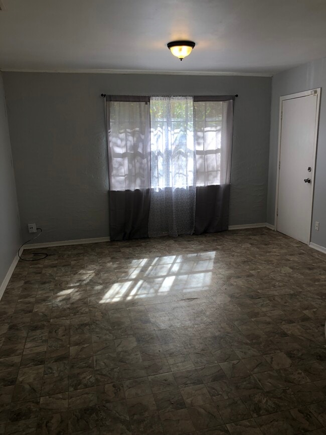 Building Photo - 700 Bonneville Dr