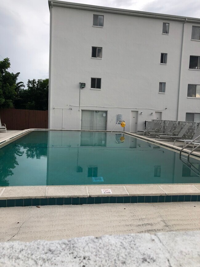 Foto del edificio - 4906 Victoria Dr