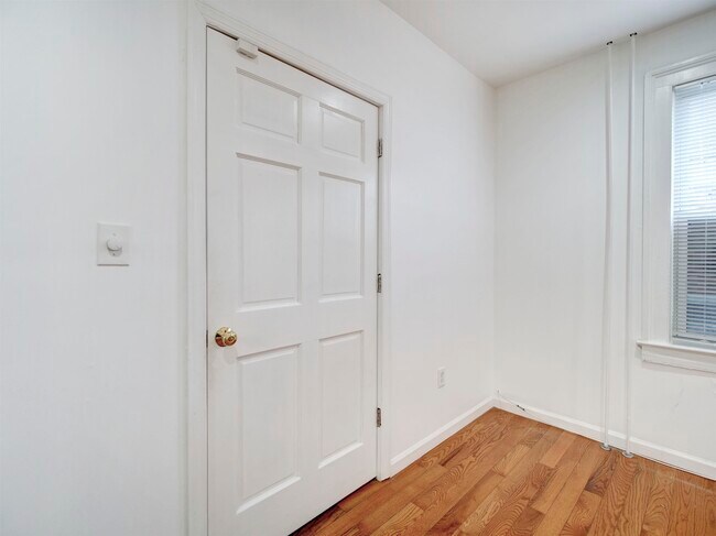 Building Photo - 521 38th St