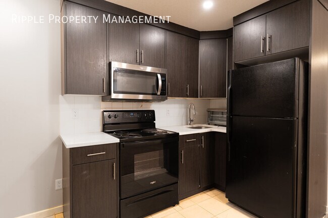 Photo du bâtiment - SPACIOUS 3-BED, 1-BATH LOWER SUITE | PRIVATE ENTRANCE | MODERN FINISHES