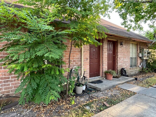 Building Photo - ONE BEDROOM LOFT TOWNHOME ON THE SOUTH SIDE!!