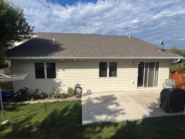 Building Photo - 55 and Older Community - 2 Bed, 2 Bath Tow...