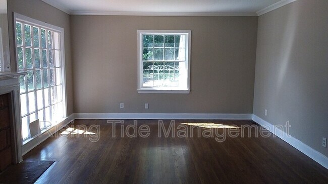 Foto del edificio - 229 Pinewood Ave