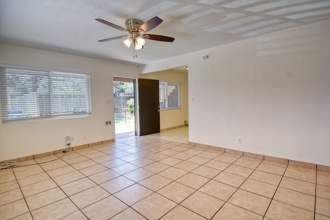 Building Photo - Two Bedroom condo in Pacific Beach