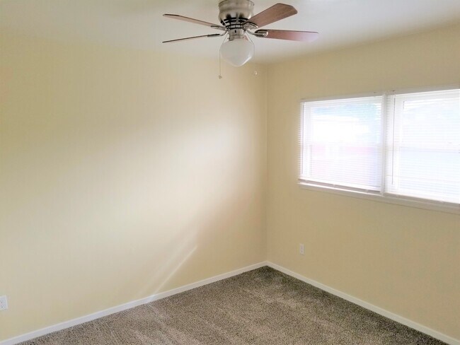 Building Photo - 1075 E Oakland Ave