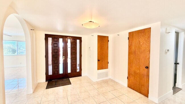 Foto del edificio - Wonderful Single-Story Home with Remodeled Kitchen and Baths, Fresh Paint, and Minutes to downtow...