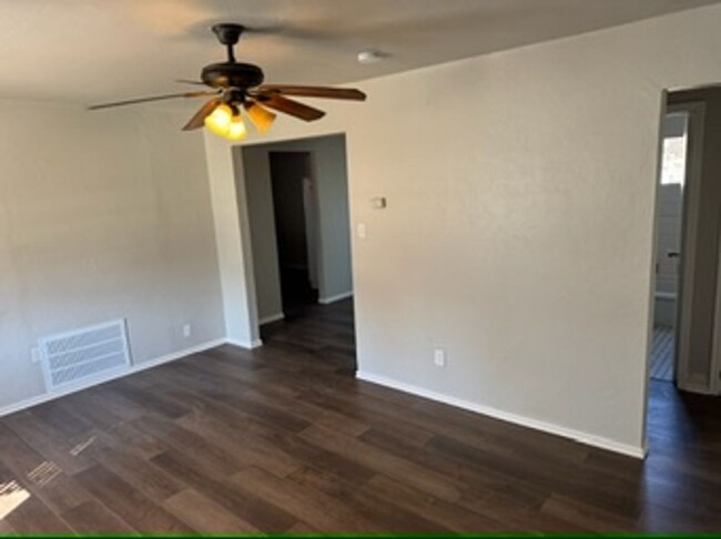 Building Photo - NEWLY RENOVATED 2 BEDROOM HOME!