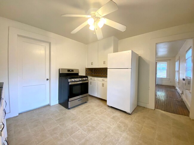 Foto del edificio - East Austin Bungalow - Available August