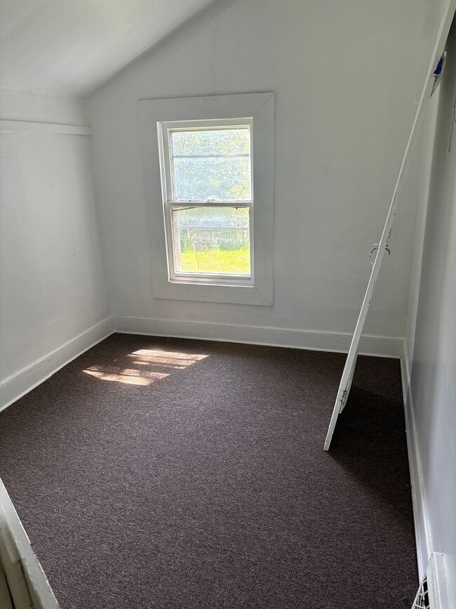 Building Photo - SPACIOUS 4 BEDROOM HOME READY TO WELCOME YOU
