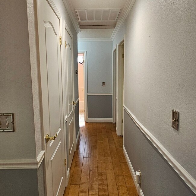 Foto del edificio - Spacious Open Floor Plan Close to Schools ...