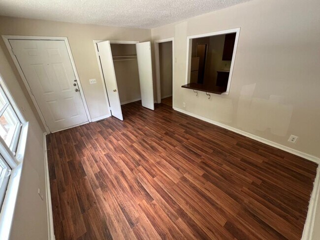 Foto del edificio - 5011 Brewer Ct