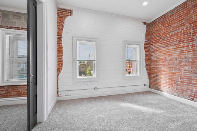 Building Photo - 105 E Bremer Ave