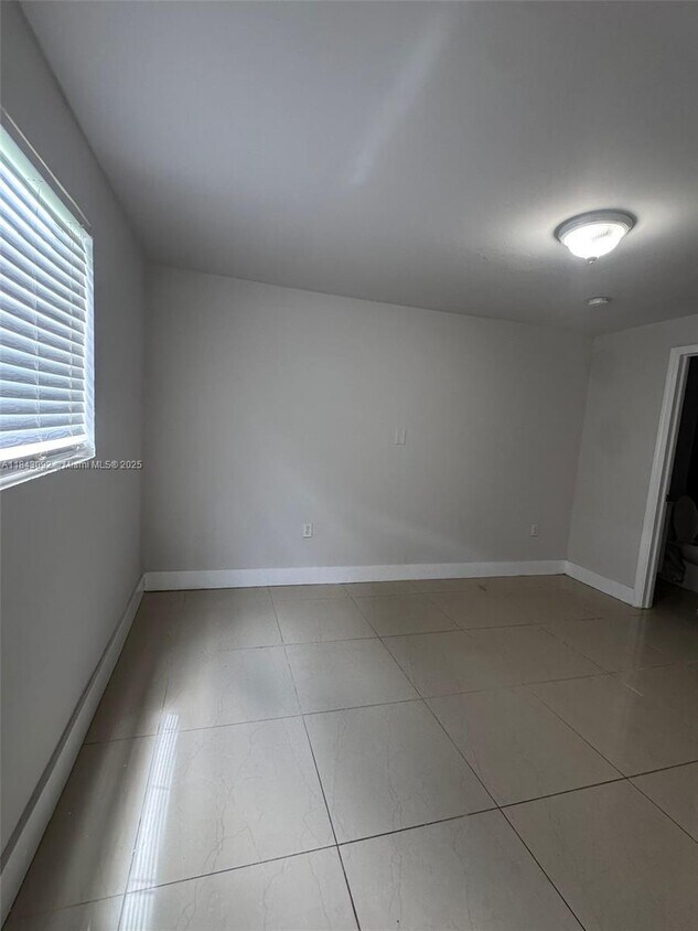 Foto del edificio - 2222 Van Buren St