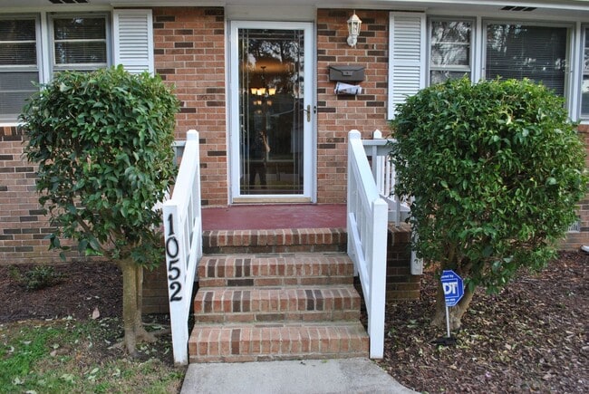 Building Photo - Lovely Home in the Lake Smith Terrace