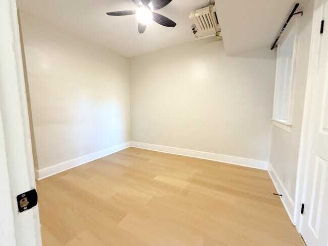 Building Photo - 714 Elliott St E