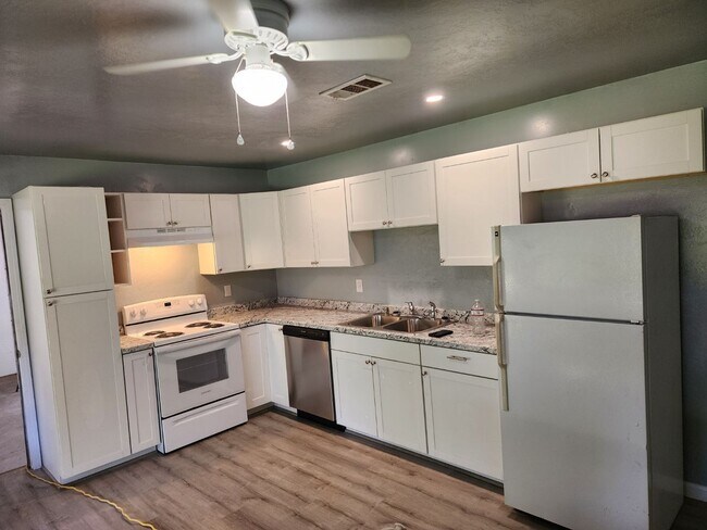 Foto del edificio - Newly remodeled 3-bedroom in the Avenues