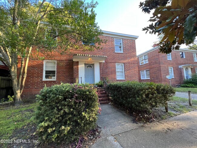 Building Photo - 2575 Myra St