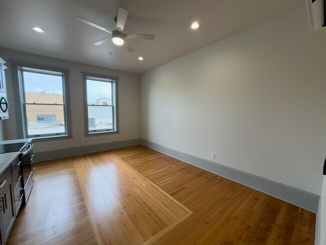 Foto del edificio - WINTER SPECIAL - NEWLY RENOVATED DOWNTOWN SALEM STUDIO