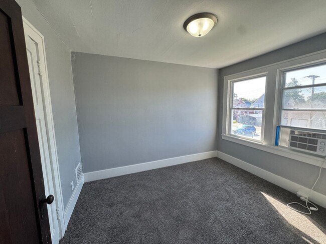Foto del edificio - For Rent – Pet-Friendly 2 Bed, 1 Bath Town...