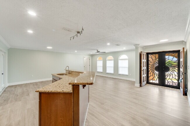 Foto del edificio - 4 bedroom, 2 bathroom Beachside, Pool Home!