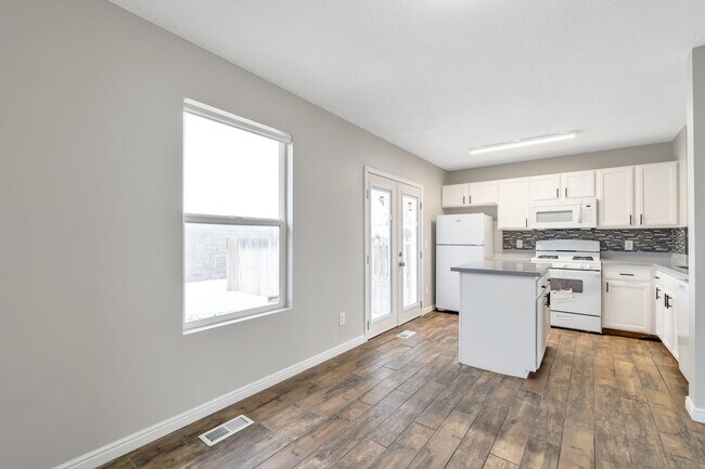 Building Photo - Stunning Newly Renovated 3 Bed - 2.5 Bath ...