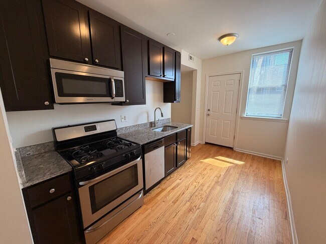 Foto del edificio - 2803 W Lawrence Ave