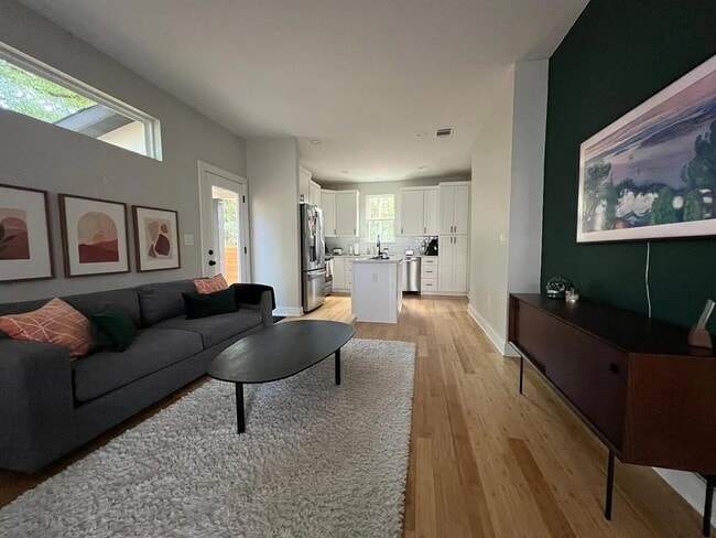 Foto del edificio - 5711 Tura Ln