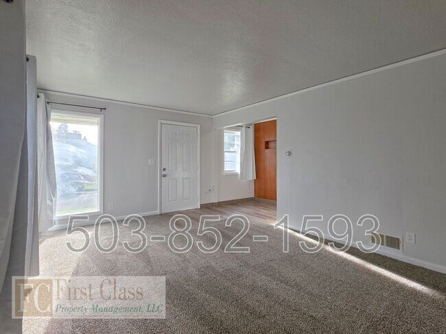 Photo - 5325 SE Reedway St Apartment