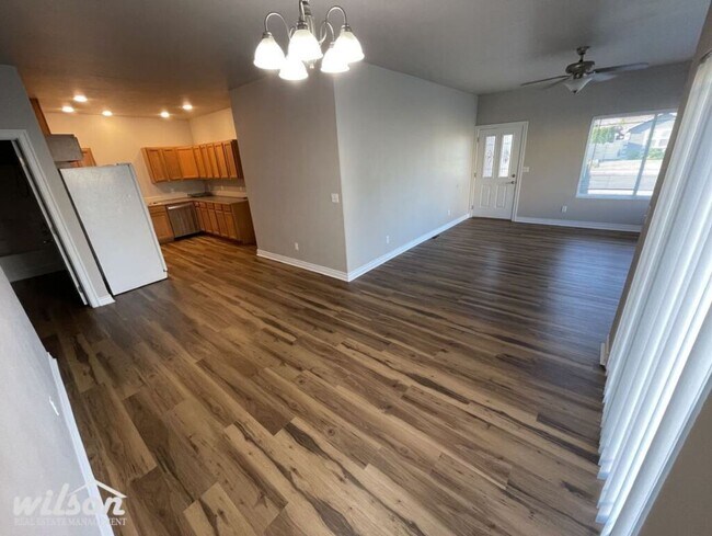 Building Photo - Spacious 3BR/2BA Duplex with Modern Amenit...