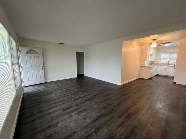 Foto del edificio - Lovely 3 Bedroom 1 Bath House with Garage