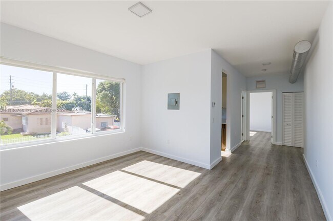 Building Photo - 1818 SW 22nd Ave