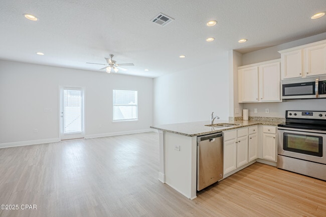 Foto del edificio - 7472 Shadow Lake Dr