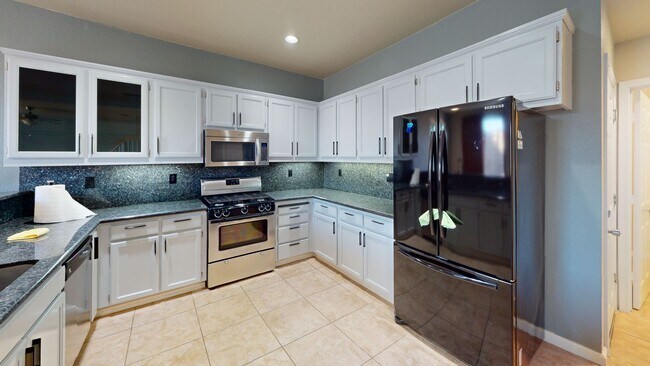 Building Photo - Newly Available in Discovery Bay!