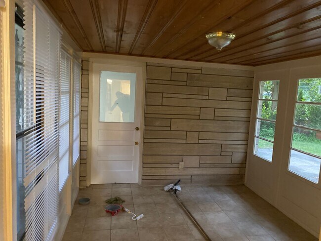 Foto del edificio - Gorgeous and furnished 2  bed/1 bath mid-c...