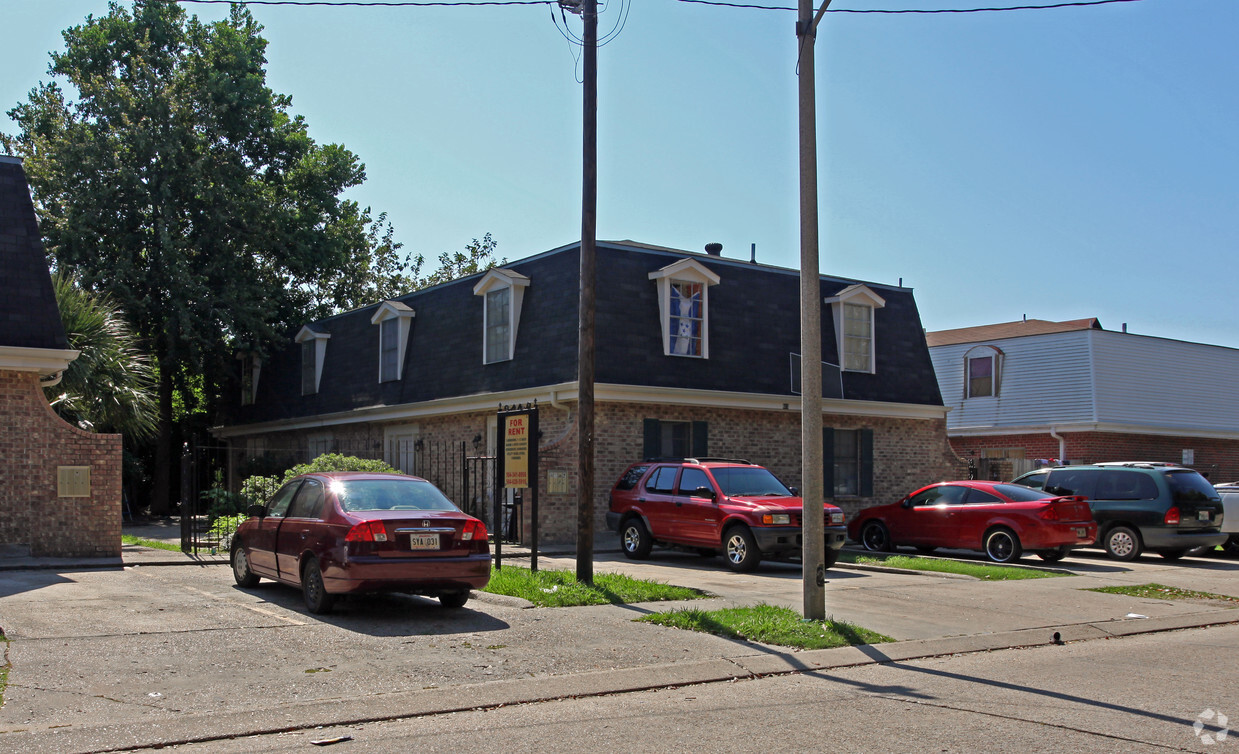 Primary Photo - 609-613 Farmington Pl