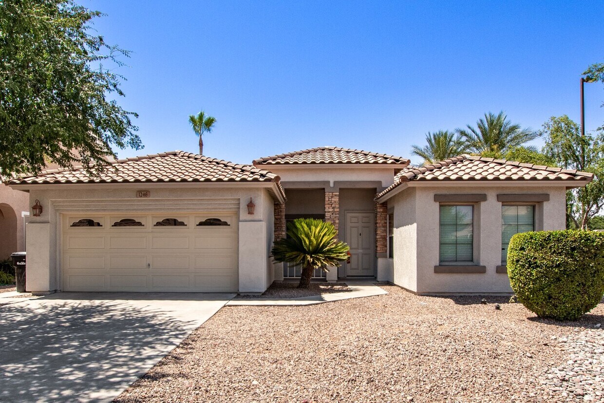 Foto principal - Must See 4 Bedroom Home near San Tan Mall