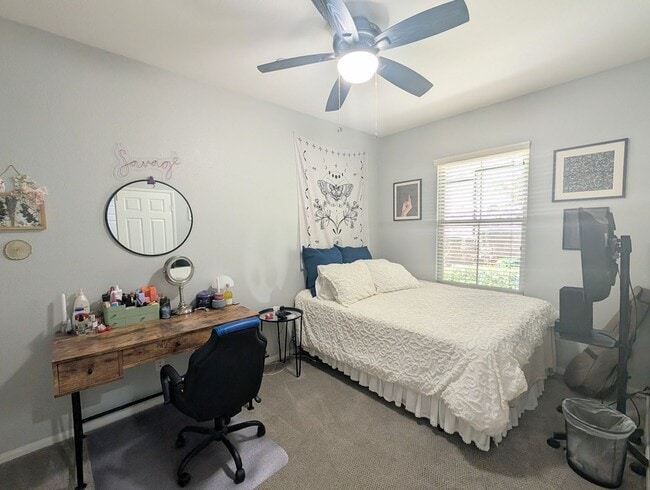 Foto del edificio - Stunning Modern End Unit Tri Level Condo i...