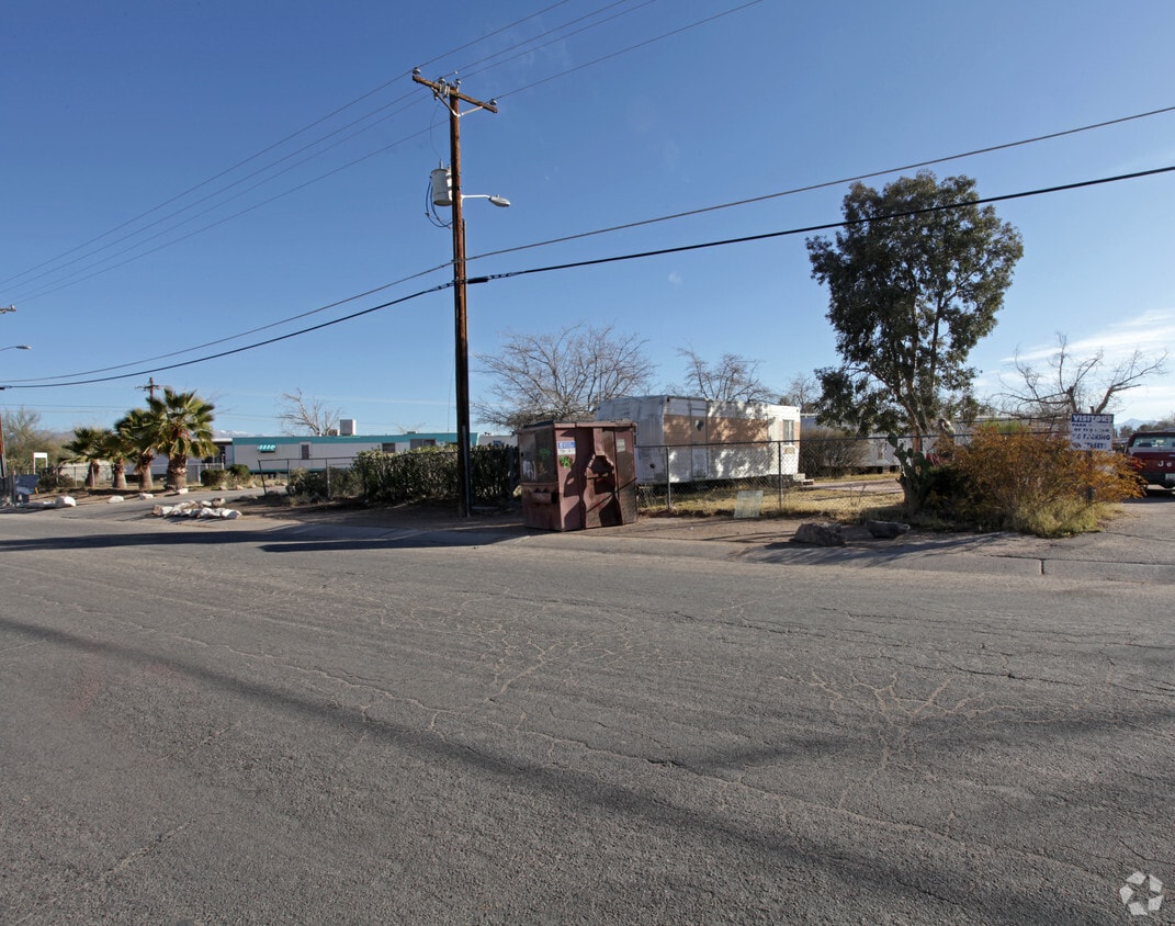 Building Photo - 1360 E Bilby Rd