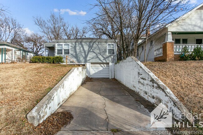 Foto del edificio - College Hill Gem!